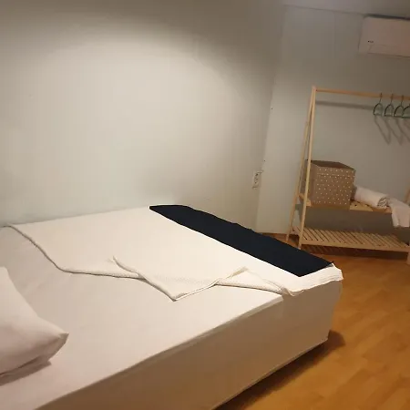 Kundu Seaside1 *